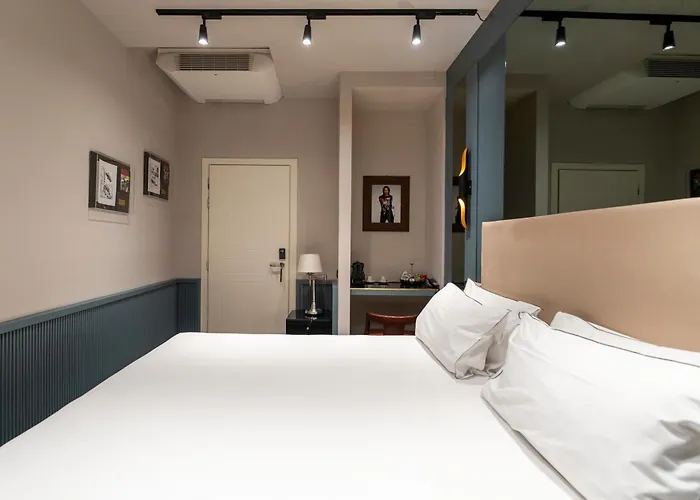 The Glam Boutique & 4*