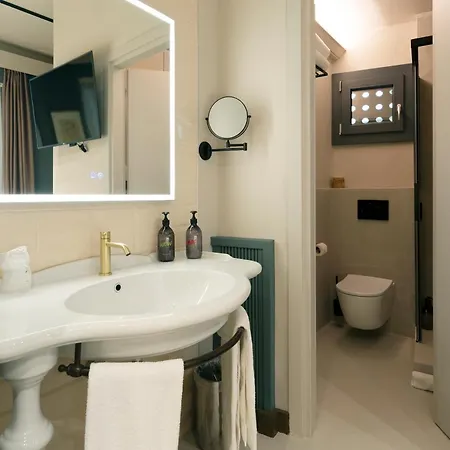 The Glam Boutique & 4*