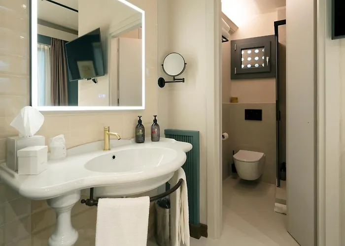 The Glam Boutique & 4*